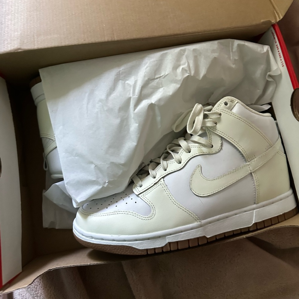 NWT Nike Dunk High Women’s Size 8 White/Gum
